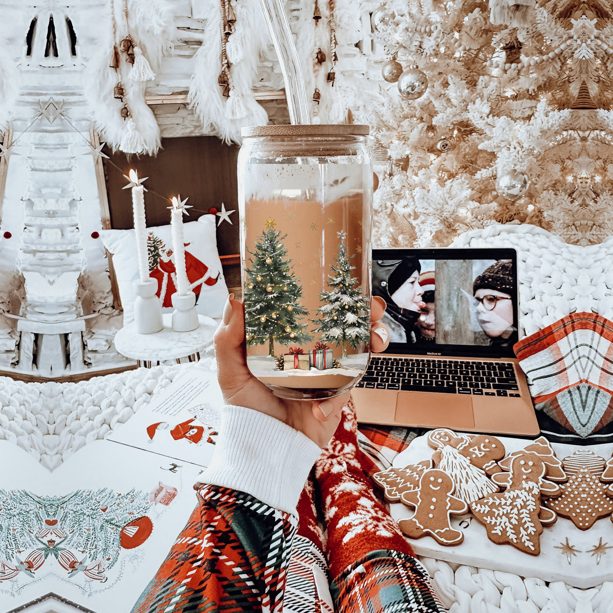 Holiday coffee bar accessory – glass Christmas tumbler for kitchen or office
Unique Christmas coffee gift – 17oz glass tumbler with winter wonderland wrap